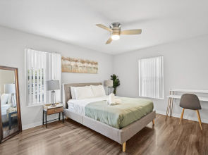 Modern 2BR Near UT Hyde Park Evonify