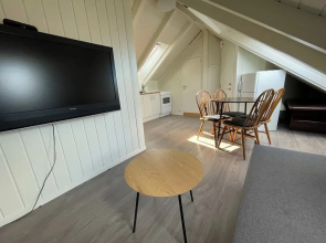 Stunning Hilltop Nest Unparalleled Views at BnB Ap 17