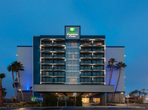 Holiday Inn Express & Suites Santa Ana - Orange County by IHG