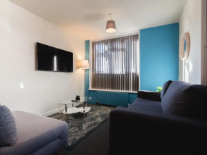 6 bed Residential home with Parking