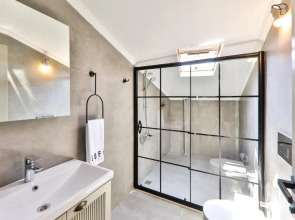 Отель Luff Suites