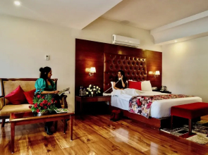 The Allure Grand Resort - Majestic Riverside Retreat