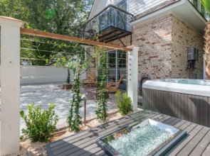 The Chapel Carriage House Suite C by AvantStay Gorgeous Character Home in Historic DT w Hot Tub