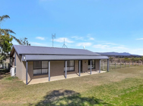 Clydesdale Cottage on Talga with real Clydesdale Horses