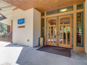 Baskins Creek 404 - 2 Br condo by RedAwning