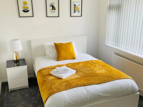 Large 3 bed house Wolverhampton Perfect for Contractors Business Medical Students Short Stays NHS Sleeps upto 5 people Garden Driveway for 2 large Vehicles Close to City Centre M6 M54 and Walsall