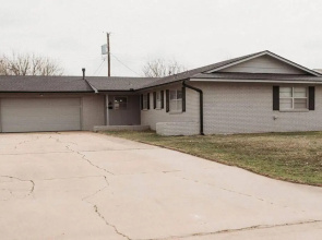 Cozy 3BR/2BA w/ spacious living room +2car garage!