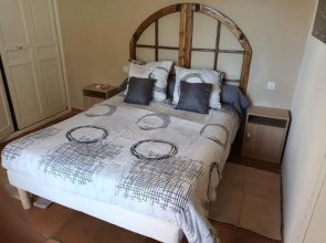 Chambres tomate, dans maison avec petit escalier et Stanna, à 6km du festival de piano de la roque d'anthéron