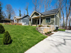 Modern Upper Retreat w Free Tix Deck 2 Suites