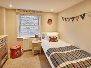 Host Stay Morse Cottage