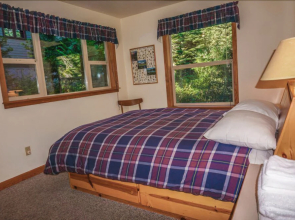 Eagles`s Eyrie 5 Bedrooms 2.5 Bathrooms Home