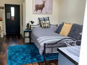The Snug in Cheltenham, Leckhampton - A Cosy & Unique Space