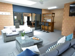 Stan Breeze: Elegant Family Retreat