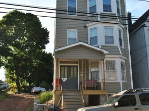 L 3 Downtown Newark Guesthouse