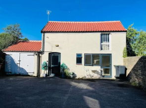 Light Airy Detached Annex 2 Min Walk Train Station