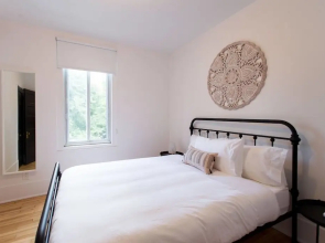 Stylish & Unique 3 Bdr Flat With Parking!