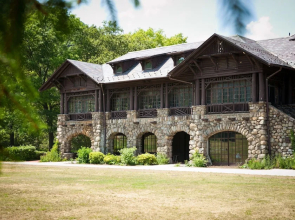 Bear Mountain Inn and Overlook Lodge