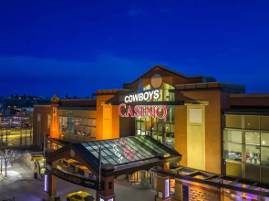 DT Upscale Corner Unit Tower Views Free Parking