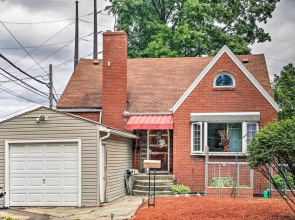 Pittsburgh Home w/ Pool, Fire Pit + Game Room