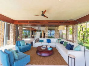 Sunny Vacation Villa 12