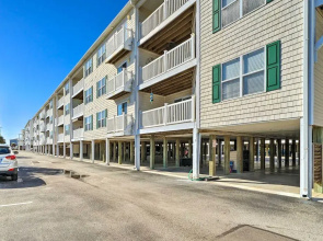 Oak Island Condo - Walk to the Beach!