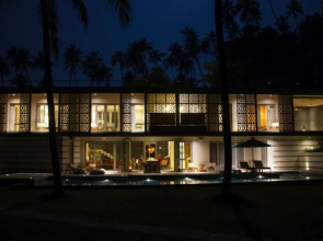 Modern Beach Villa With Roof Garden