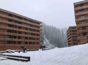 Beautiful Sunny New 1 Bed Apt (2.5Zim). Ski in/out