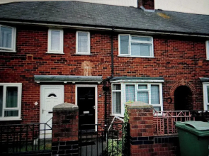 2 Bedroom House in Leeds - Sleeps 5, Wifi, Parking
