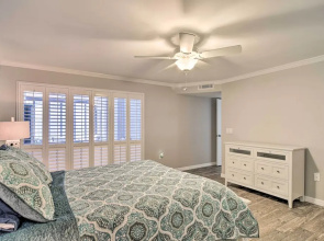 Elegant FL Condo w/ Pool: Walk to Madeira Beach!