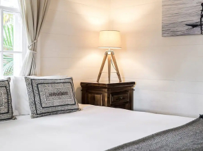Skye Lodge Byron Bay - Walk to town in 5 minutes!