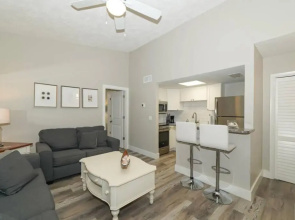 Siesta Key Village-Suite #3: A Block to the Beach!