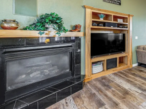 Napa Nearby! Large Home w/ Hot Tub & Dtwn Access
