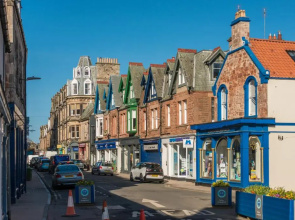 Bright 2 bed apartment North Berwick High Street