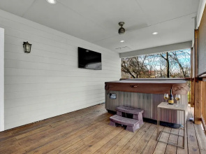 Luxury Home 1 Block To Main W/hot-tub