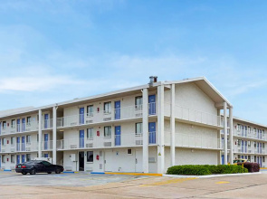 Super 6 Inn & Suites Baton Rouge