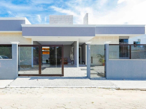 Casa Moderna em Condomínio de Canasvierias