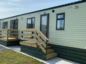 Caravan - Sleeps 4 - Pet Friendly - Parking