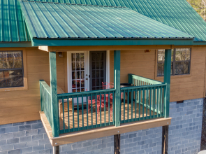 Gatlinburg Getaway Cute Cabin with Mountain Views