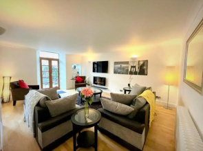 Elite 3 Bed New Town Apt with Private Walled Garden
