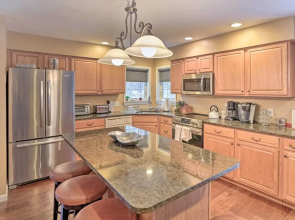 West Dover Getaway w/ Hot Tub: Near Mt Snow!