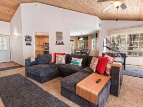 Peniche's Cabin -free Ski/snowboard Rental! -3br/2ba/foosball/wifi/smart Tvs/fenced Yard 3 Bedroom Home