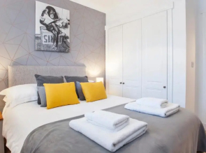 The Station Apartment- A Stunning Space, Close to the City Centre