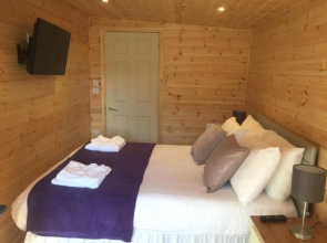 Romantic Getaway Luxury Wooden Cabin with Private Hot Tub And Bbq