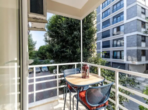Spacious Flat w Balcony 3 min to Bagdat Ave
