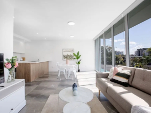 Wow Southport Apartment Near Light Rail Station