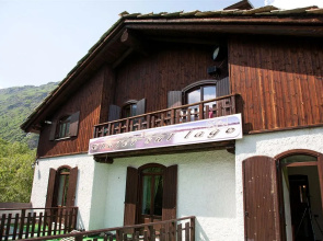 Chalet sul lago Hotel In Montagna