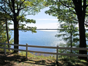 #4 - Loon's Landing 2 Bedroom Cabin by RedAwning