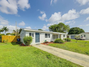 Lake Worth Retreat w/ Fire Pit: 5 Mi to Beaches!