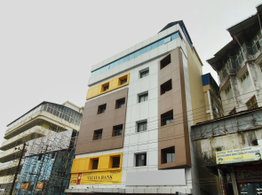 OYO 15909 The Traders Hotel