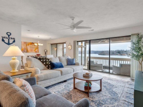 Lake Vibes - Pet Friendly Lakefront Condo!